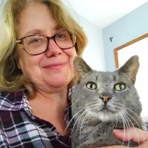 An image showing a pet care specialist interacting with a cat, providing care and attention. This image represents the topic of knowing if a pet care specialist has visited your pets and highlights the importance of professional care and attention for your furry friends.